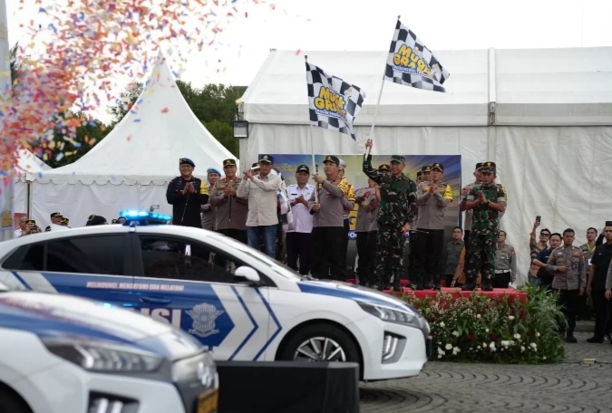 Kapolri Jenderal Listyo Sigit Prabowo melepas keberangkatan mudik gratis Polri Presisi tahun 2024. (Humas Polri)