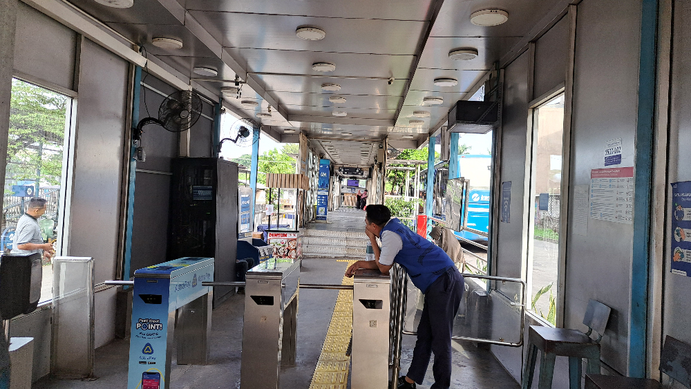 Suasana halte Transjakarta Puri Beta 2 di libur lebaran 2024. (Foto/Lydia Fransisca)