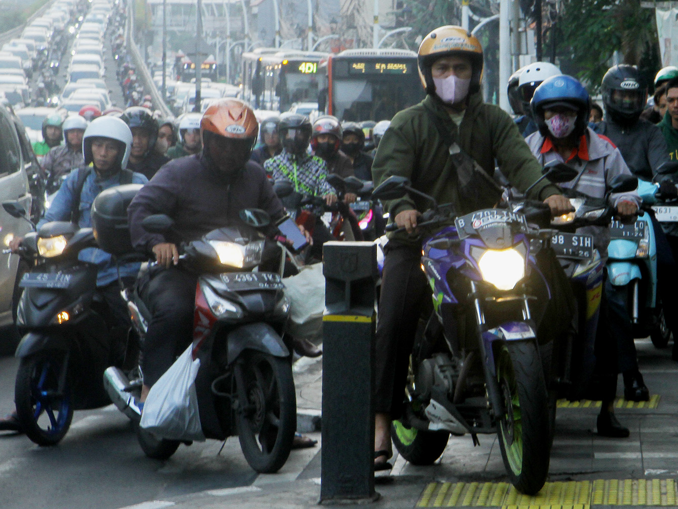 Pengendara terjebak kemacetan di Jalan Matraman, Jakarta, Rabu (17/4/2024).(BeritaNasional.com/Oke Atmaja)