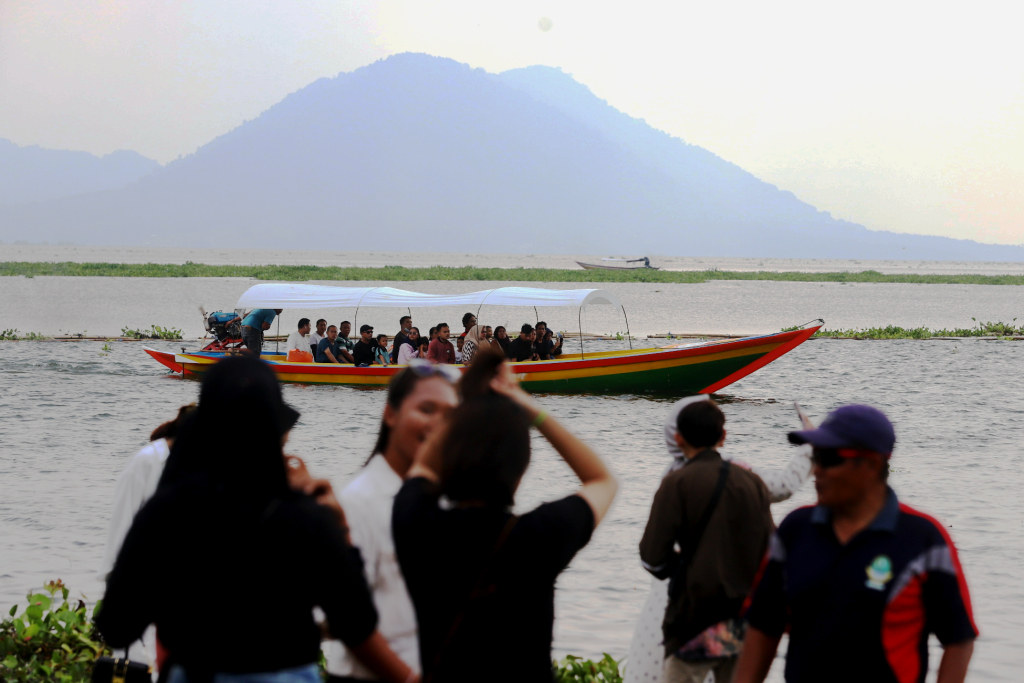 Wisatawan mengisi waktu libur Lebaran H+2 di kawasan Waduk Jatiluhur,  Purwakarta, Jawa Barat. (BeritaNasional/Elvis Sendouw)