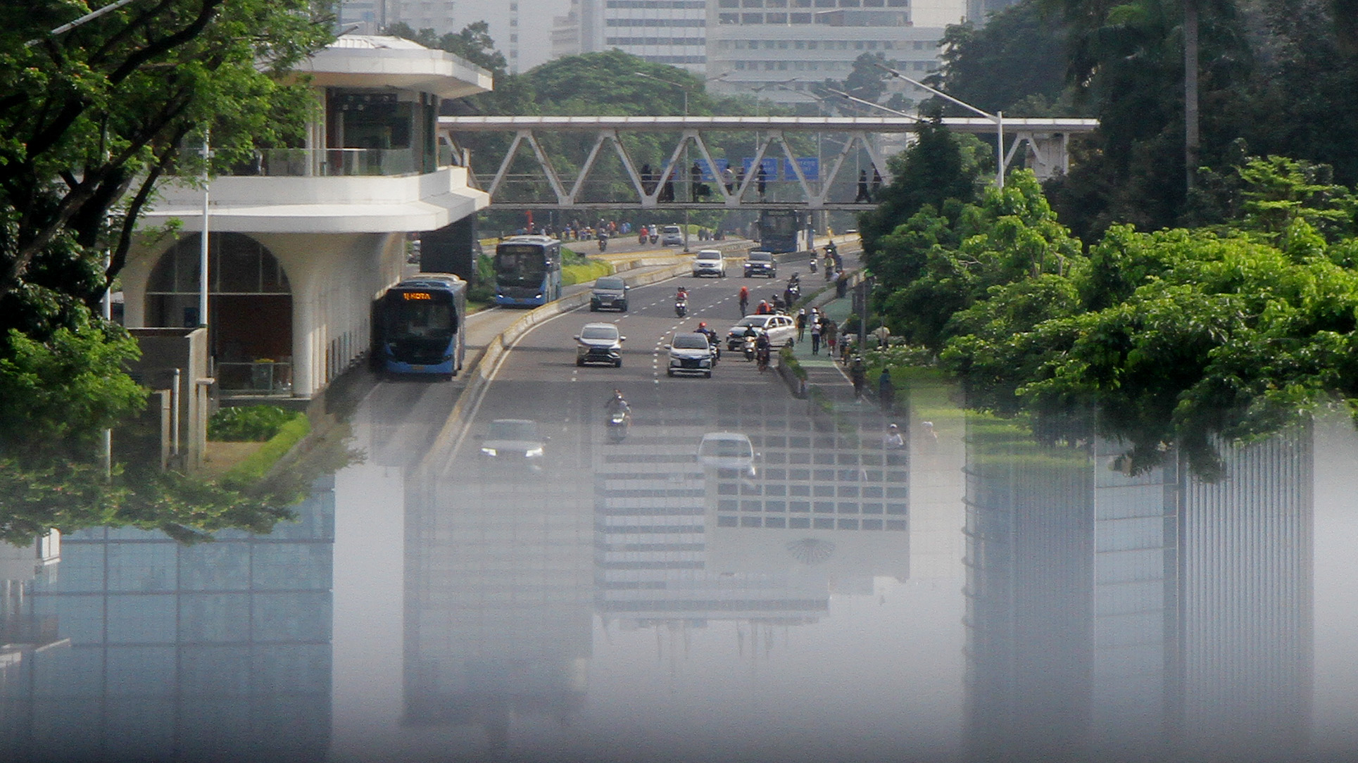 Kendaraan melintas di Jalan Jenderal Sudirman, Jakarta, Minggu (14/4/2024). (BeritaNasional/Oke Atmaja)