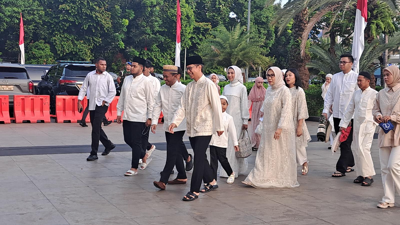 Warga hingga Menteri Mulai Berdatangan ke Masjid Istiqlal Jelang Salat Id. (BeritaNasional/Lydia).