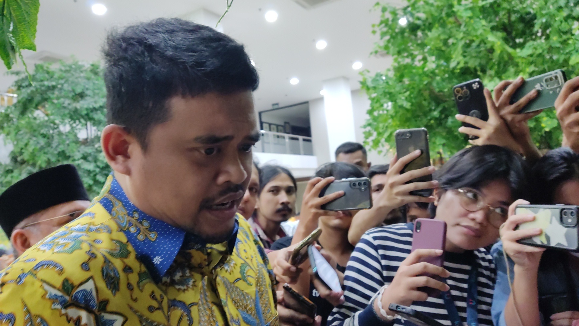 Wali Kota Medan Bobby Nasution di Kantor Golkar. (BeritaNasional/Ahda Bayhaqi).