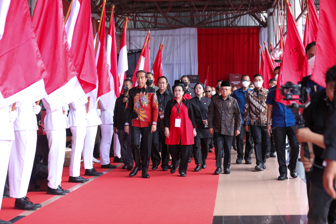 Presiden Jokowi (kiri) dan Megawati (tengah). (Foto/PDIP)