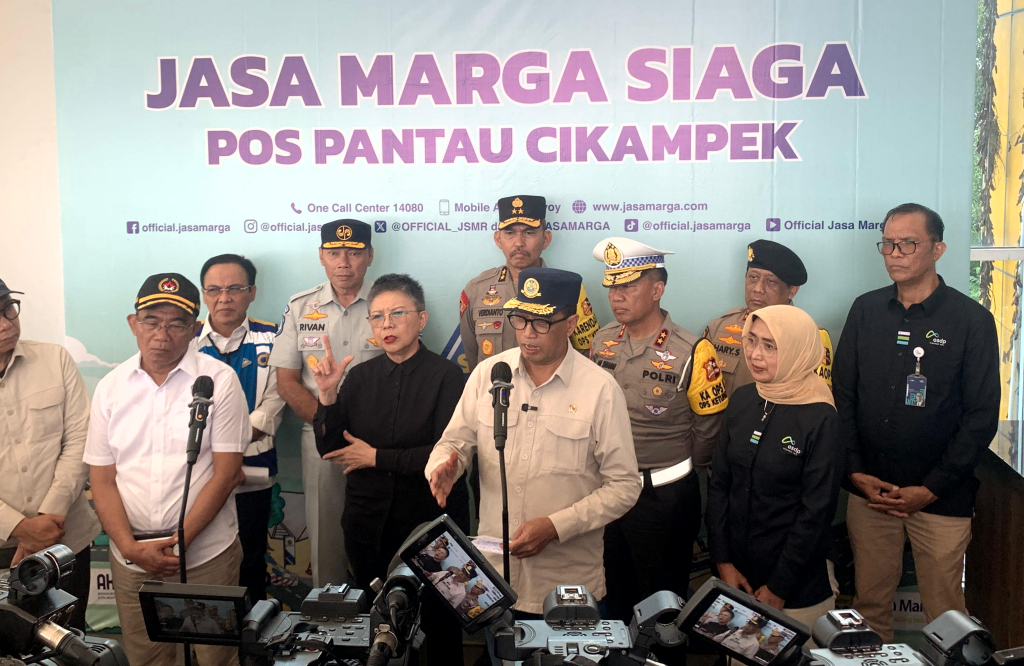 Menko PMK, Menhub beri keterangan kepada wartawan usai rapat terkait skema arus balik di kantor Jasa Marga, Cikatama, Jawa Barat,  Kamis (11/4/2024). (BeritaNasional/Elvis Sendouw)