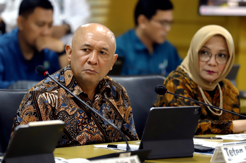 Menteri Koperasi Teten Masduki mengikuti rapat kerja  bersama Komite IV DPD RI. (Indonesiaglobe/Elvis Sendouw)