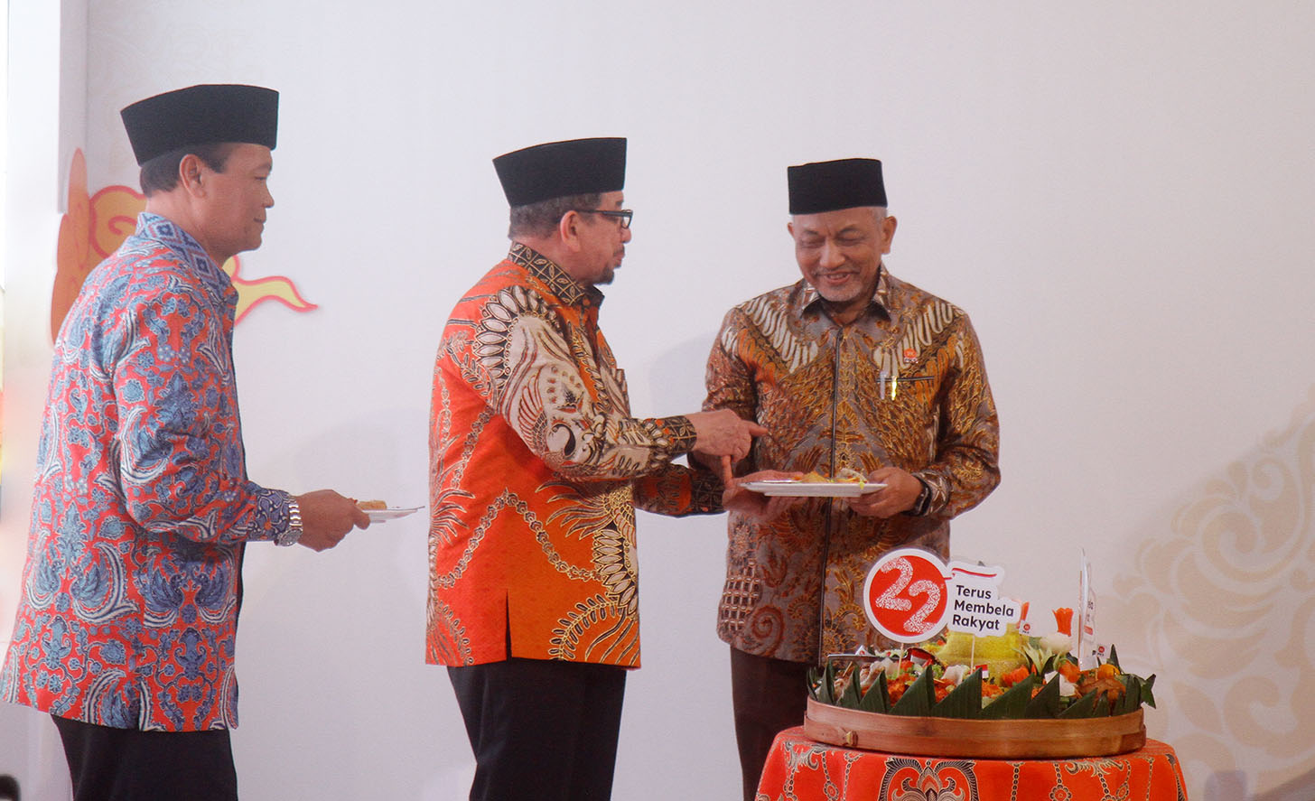 Ketua Majelis Syuro PKS Salim Segaf Al-jufri (kiri) memberikan tumpeng kepada Presiden PKS Ahmad Syaikhu (kanan) saat milad ke-22 PKS di kantor DPP PKS, Jakarta, Sabtu (27/4/2024).(BeritaNasional/Oke Atmaja)