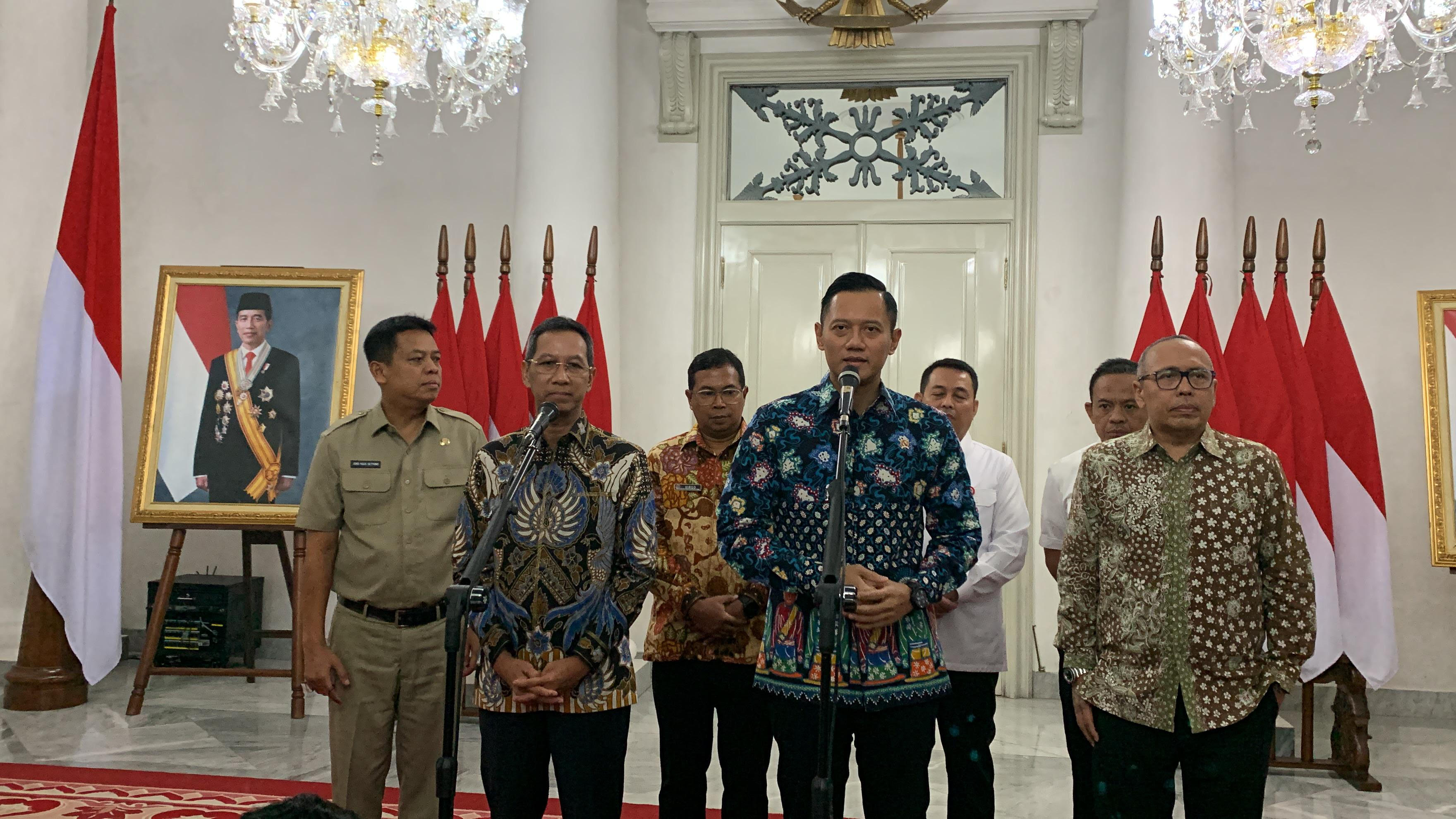 Pj Gubernur DKI Jakarta Heru Budi Hartono (dua dari kanan) bersama Menteri ATR/BPN Agus Harimurti Yudhoyono (tengah). (Indonesiaglobe/Lydia Fransisca