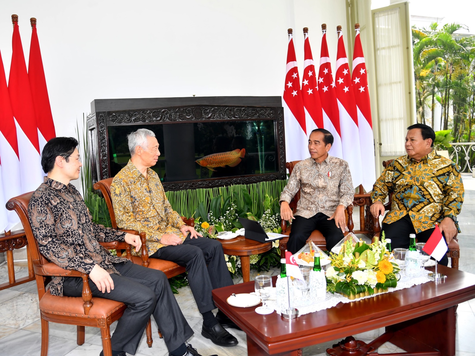 Presiden Jokowi memperkenalkan Prabowo Subianto sebagai presiden terpilih kepada PM Singapura Lee Hsien Loong dan Wakil PM Lawrence Wong (Foto/Biro Setpres)