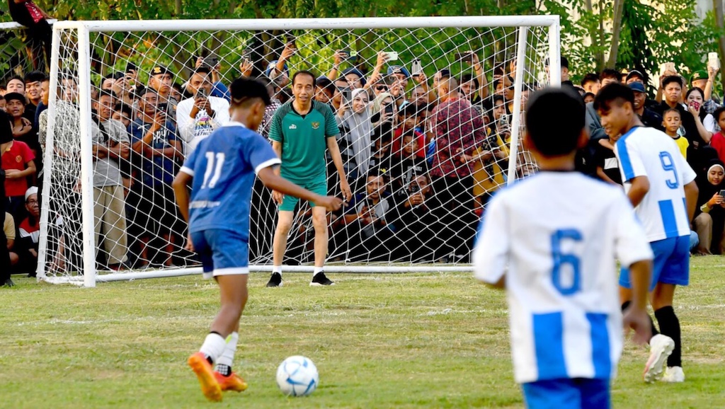 Presiden Joko Widodo bermain sepak bola bersama anak-anak di lapangan Bola Kompi di Kota Gorontalo. (Foto: BPMI Setpres/Rusman)