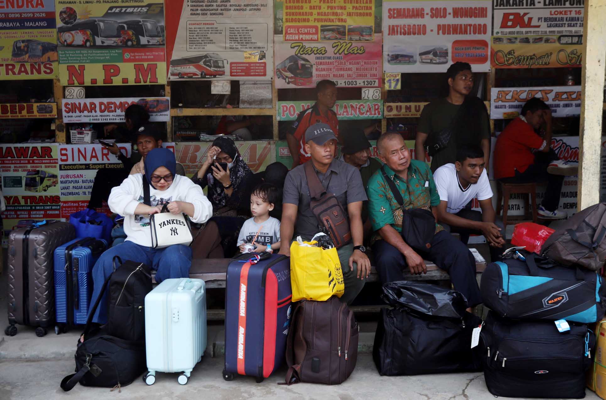 Pemudik menunggu kedatangan bus yang akan tujuan kota-kota di Jawa Tengah dan Jawa Timur di Agen Bus AKAP Pondok Pinang, Jakarta Selatan, Rabu (3/4/2024).(Indonesiaglobe/Oke Atmaja)