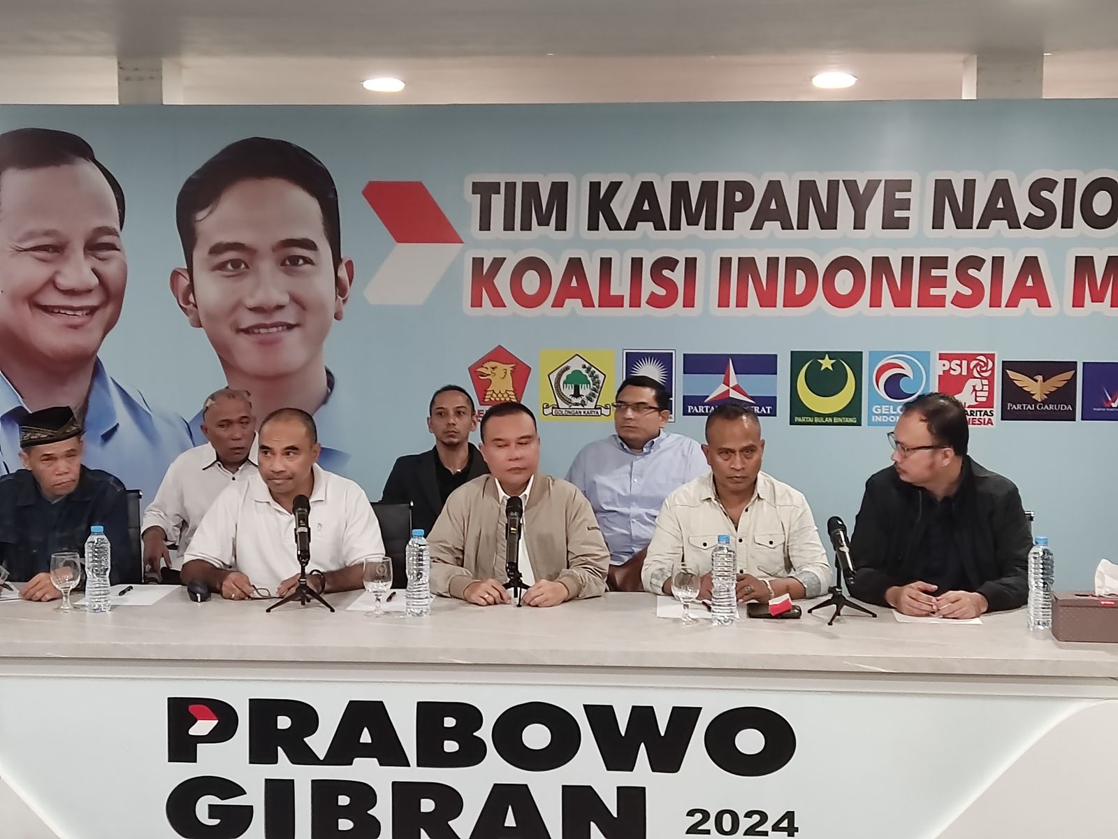 Ketua Koordinator Strategis TKN Prabowo-Gibran Sufmi Dasco Ahmad (Tengah). (BeritaNasional/Ahda Bayhaqi).