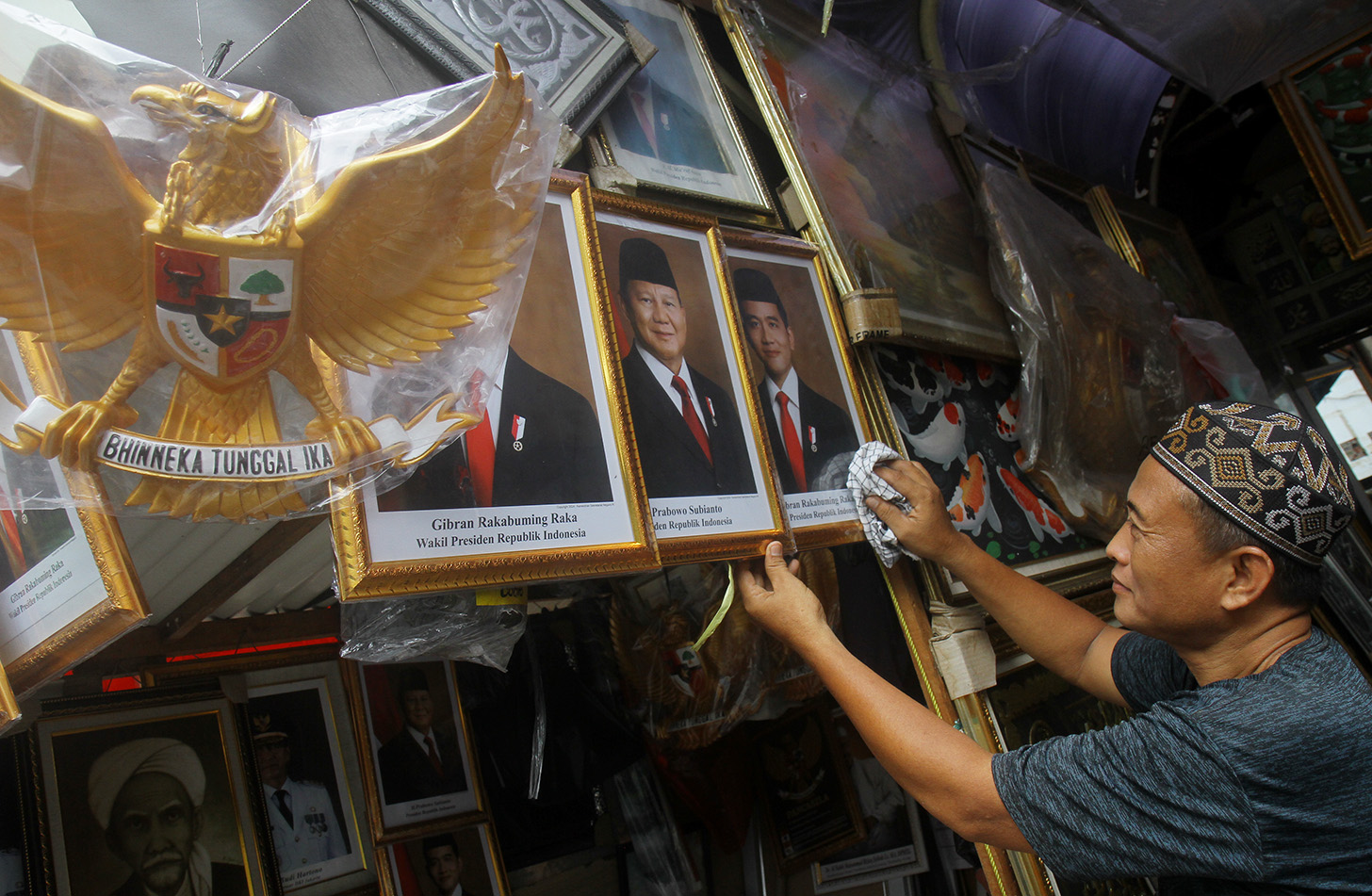 Pedagang menata foto pasangan Prabowo-Gibran sebagai Presiden dan Wakil Presiden 2024-2029 di kawasan Pasar Baru, Jakarta, Kamis (25/4/2024). (BeritaNasional.com/Oke Atmaja)