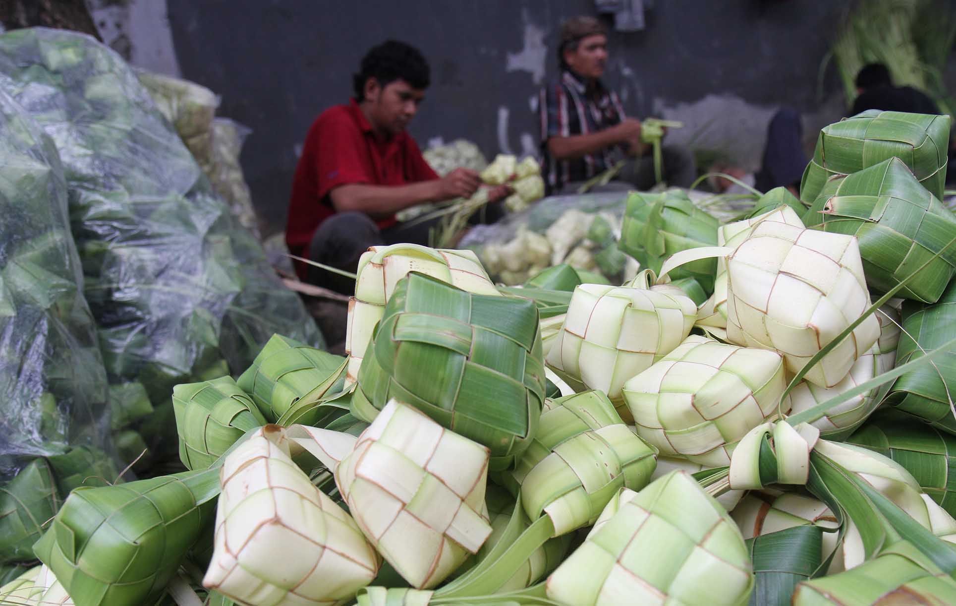 Pedagang membuat bungkus ketupat di Pasar Minggu, Jakarta, Jumat (5/4/2024).  (BeritaNasional.com/Oke Atmaja)