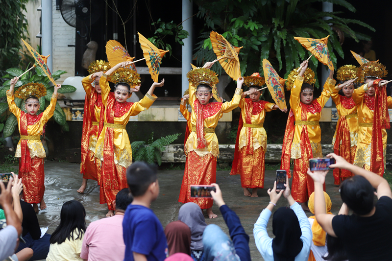 Anak-anak mementaskan seni tari dan teater di Huma Art Center. (BeritaNasional/Elvis Sendouw)