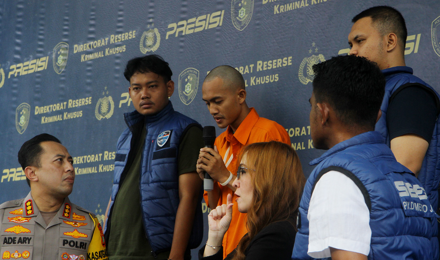 Tiktokers Galih Loss tersangka penistaan agama dihadirkan saat dalam jumpa pers di Polda Metro Jaya, Jakarta, Jumat (26/4/2024).(BeritaNasional.com/Oke Atmaja)