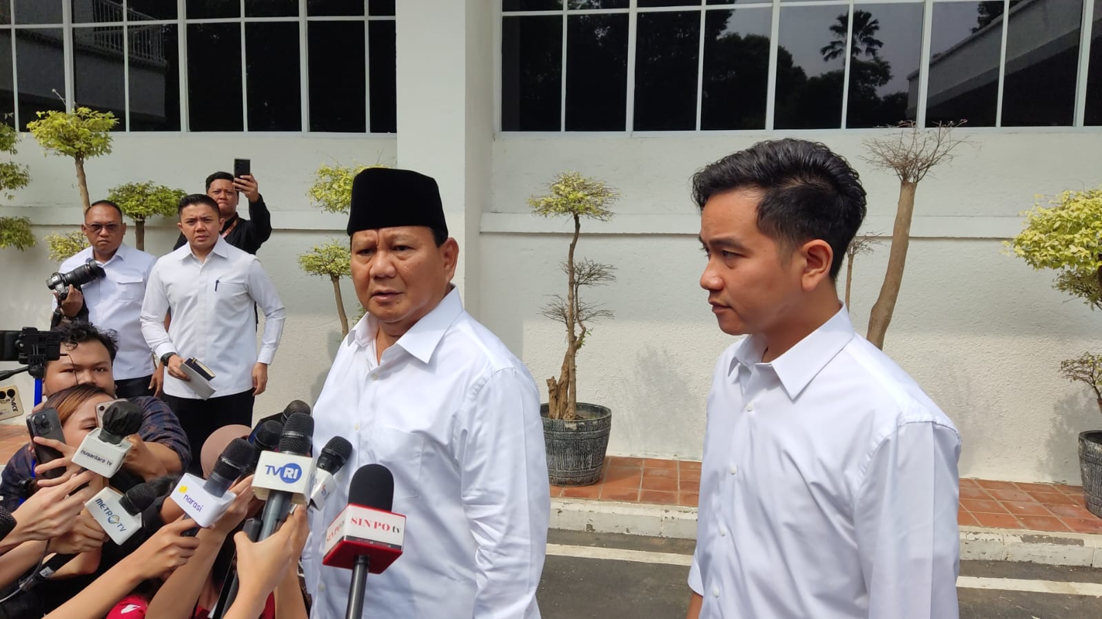 Presiden terpilih Prabowo Subianto (kiri) dan Wakil Presiden terpilih Gibran Rakabuming Raka (kanan). (BeritaNasional/Ahda Bayhaqi).