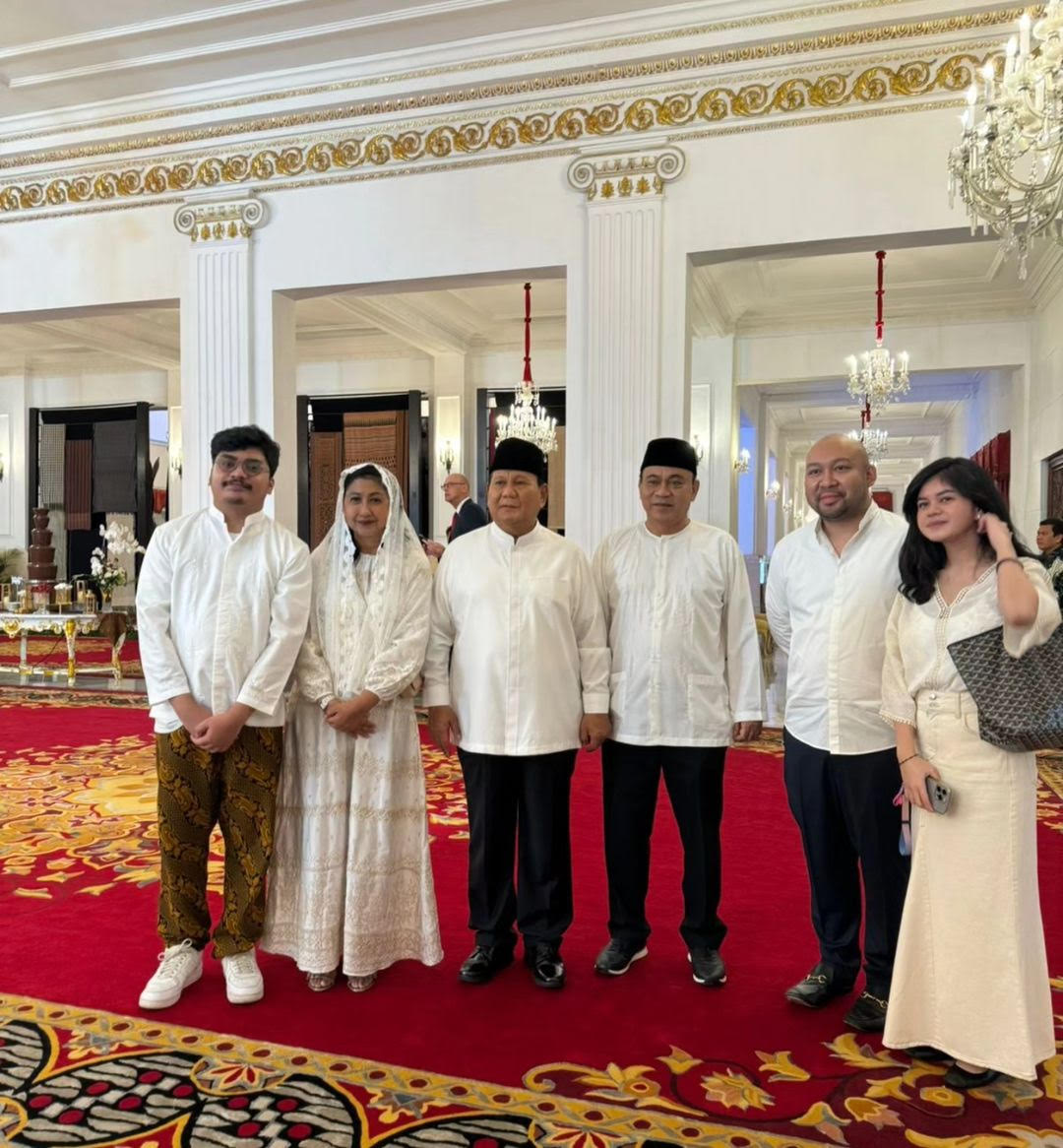 Presiden Terpilih Prabowo Subianto (tiga dari kiri) menghadiri open house di Istana Negara pada Rabu (10/4). (Beritanasional/Lydia Fransisca)