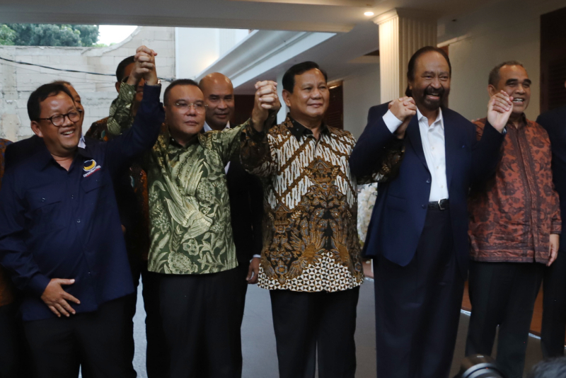 Ketum NasDem Surya Paloh (dua dari kanan) menemui Presiden Terpilih Prabowo Subianto (tengah) di Kertanegara, Jakarta, Kamis (25/4). (BeritaNasional/Elvis Sendouw)