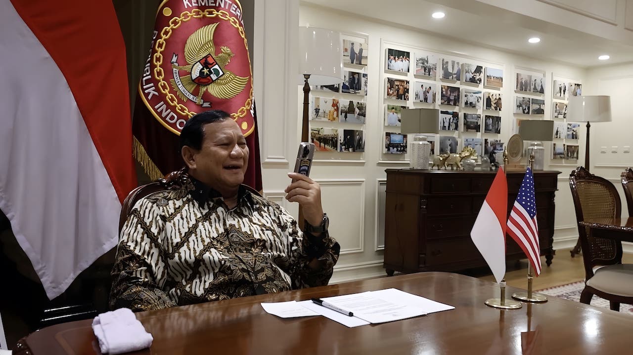 Prabowo saat menerima telfon Menteri Pertahanan AS, Lloyd J. Austin III. (Foto/Tim Prabowo).