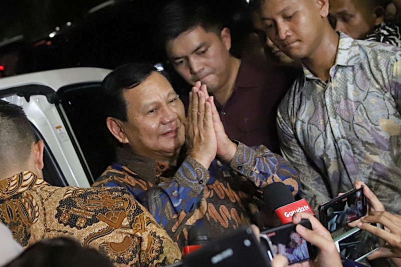 Calon Presiden RI Prabowo Subianto beri ketwrangan kepada wartawan terkait  silahturahmi tim kuasa hukumnya. (BeritaNasional/Elvis Sendouw)