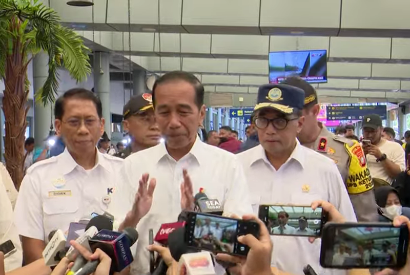 Presiden Jokowi meninjau pelaksanaan mudik di stasiun Pasar Senen. (Foto/setkab)