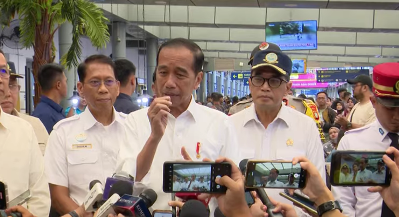 Presiden Jokowi saat meninjau pelaksanaan mudik di stasiun Pasar Senen. (Foto/setkab)