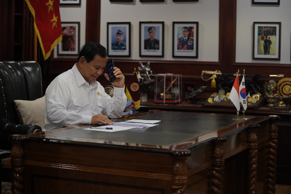 Prabowo Subianto saat menerima telepon dari Presiden Korea Selatan Yoon Suk Yeol. (Foto/Gerindra)