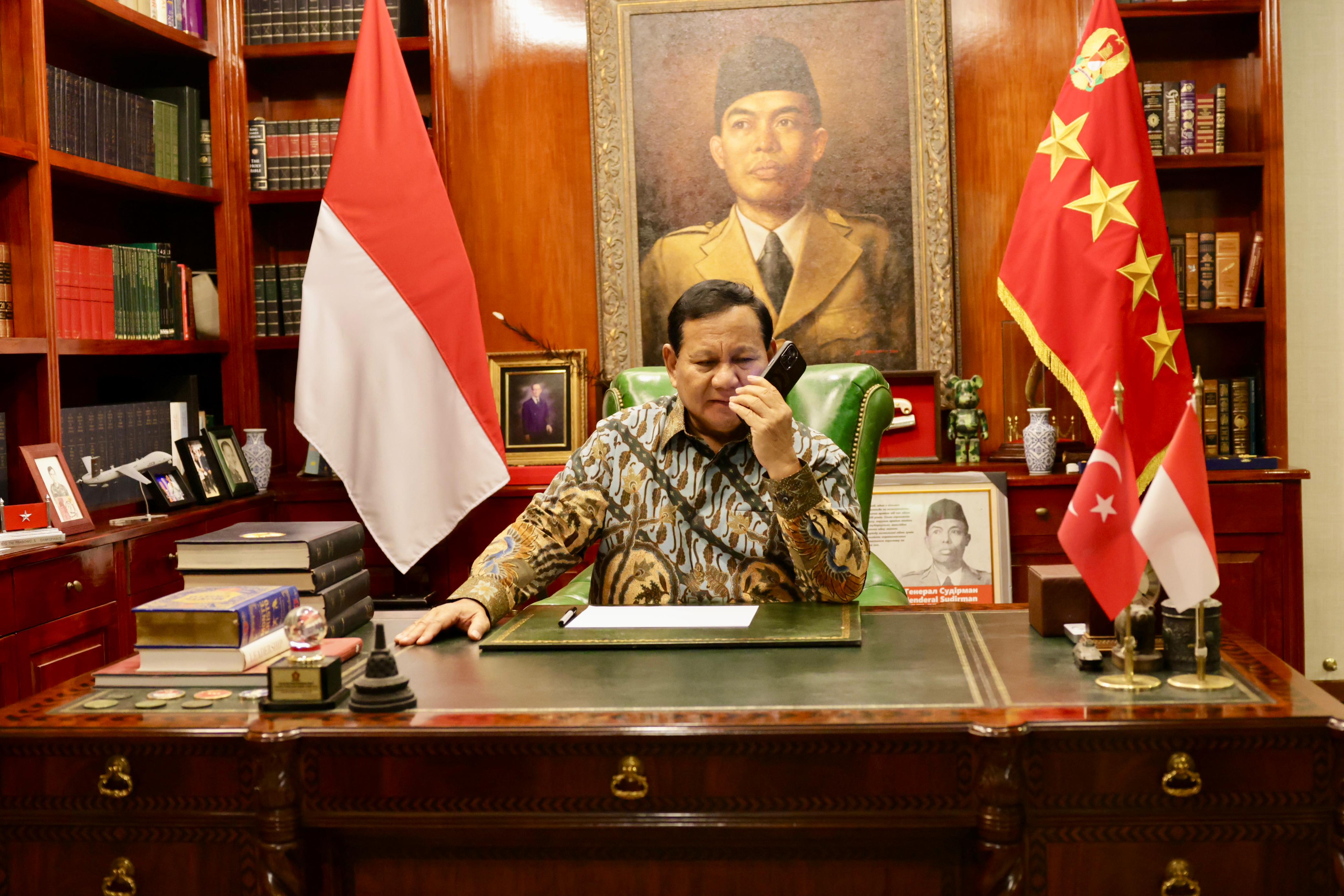 Presiden Terpilih Indonesia Prabowo Subianto berbincang dengan Presiden Turki Erdogan melalui sambungan telepon seluler. (Foto: Dokumentasi Gerindra)