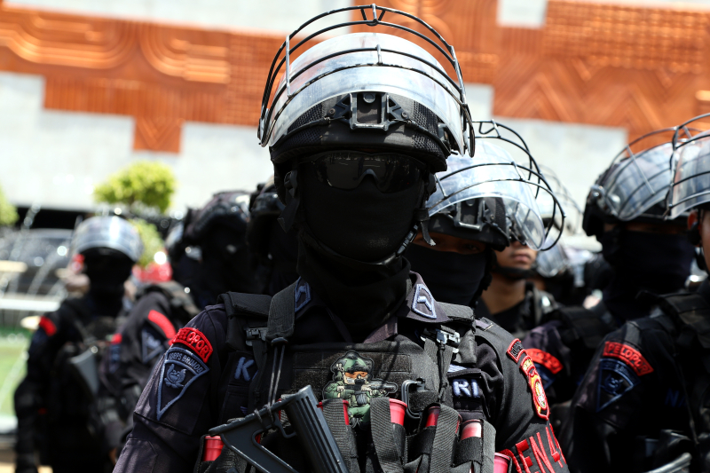 Personel kepolisian dikerahkan untuk mengamankan arus balik Lebaran di Stasiun Gambir dan Pasar Senen. (BeritaNasional/Elvis Sendouw)