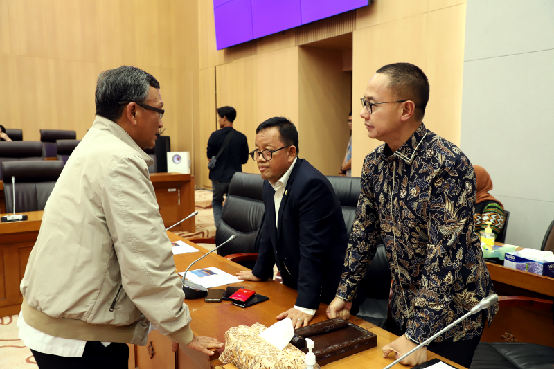 Menteri ESDM mengikuti rapat kerja bersama Komisi VII. (Indonesiaglobe/Elvis Sendouw)