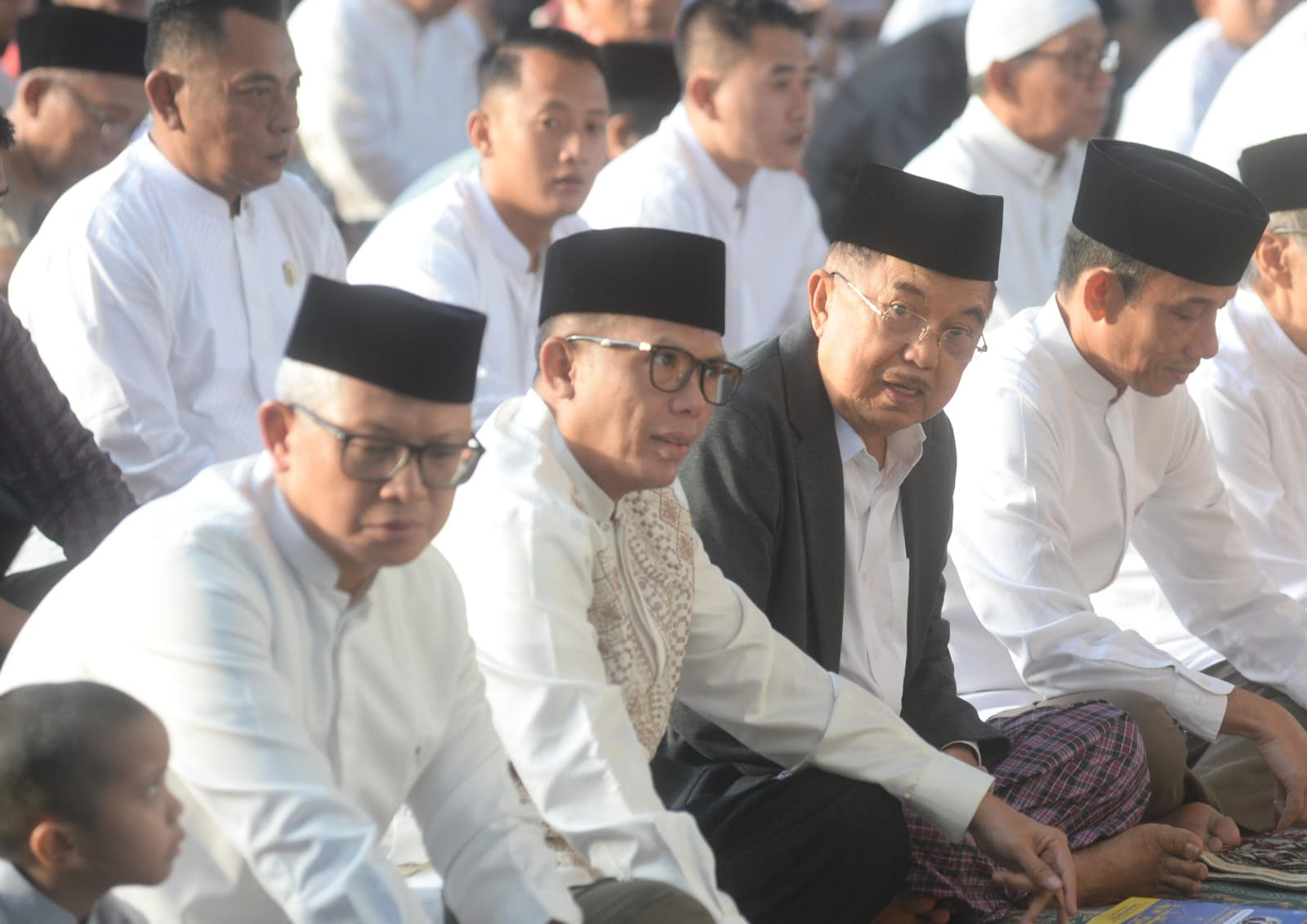 Wakil Presiden ke-10 dan ke-12 Jusuf Kalla (JK) saat salat Id di Masjid Al Azhar. (Beritanasional/Lydia Fransisca)