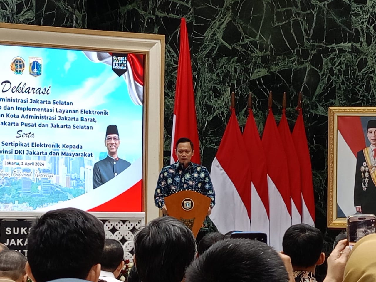 Menteri ATR/BPN Agus Harimurti Yudhoyono saat di Balai Kota. (Indonesiaglobe/Lydia Fransisca).