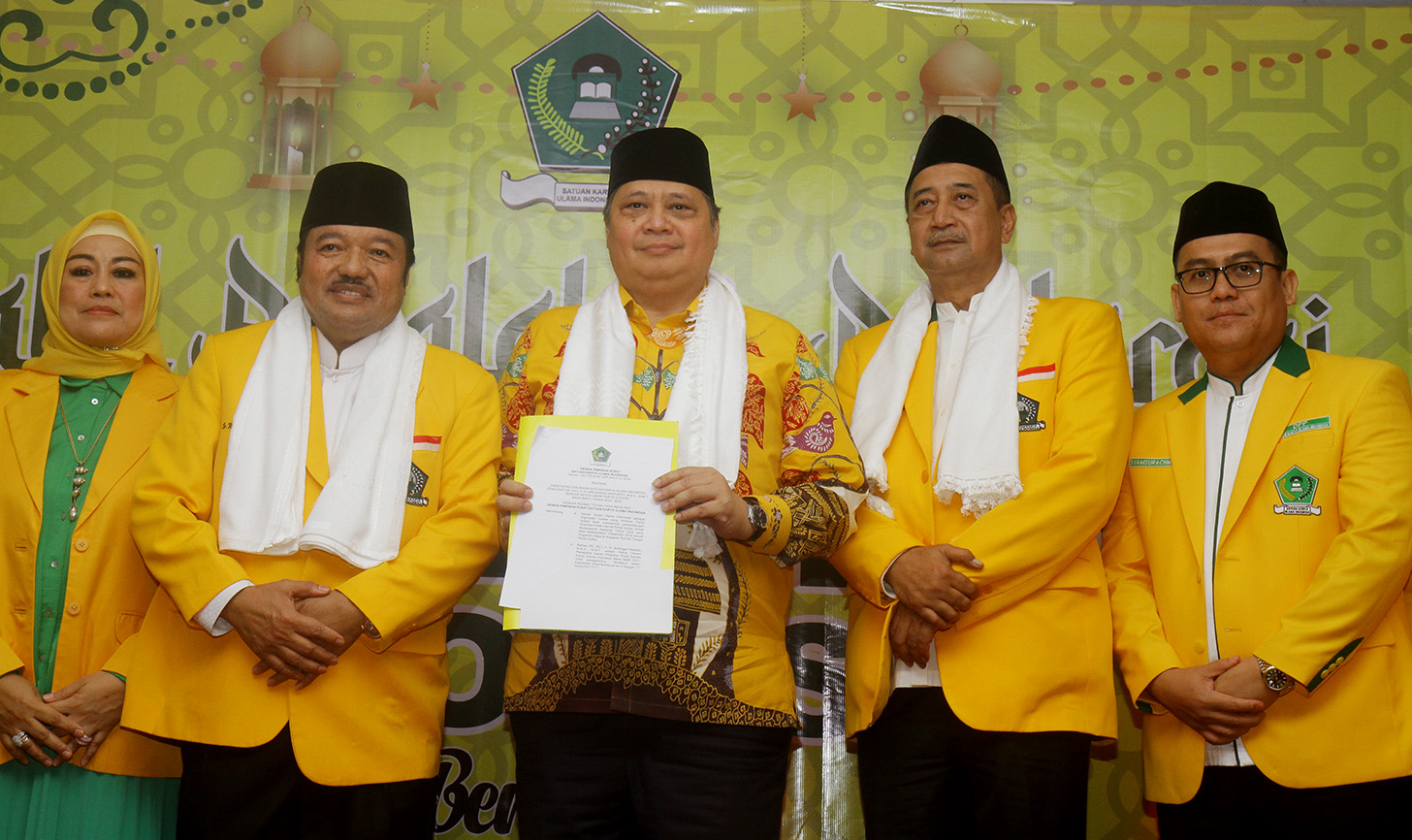 Airlangga Hartarto (tengah) menerima dukungan Satuan Karya (Satkar) Ulama Indonesia untuk maju pada bursa Ketua Umum Golkar periode 2024-2029 di Jakarta, Selasa (23/4/2024). (BeritaNasional.com/Oke Atmaja)a)