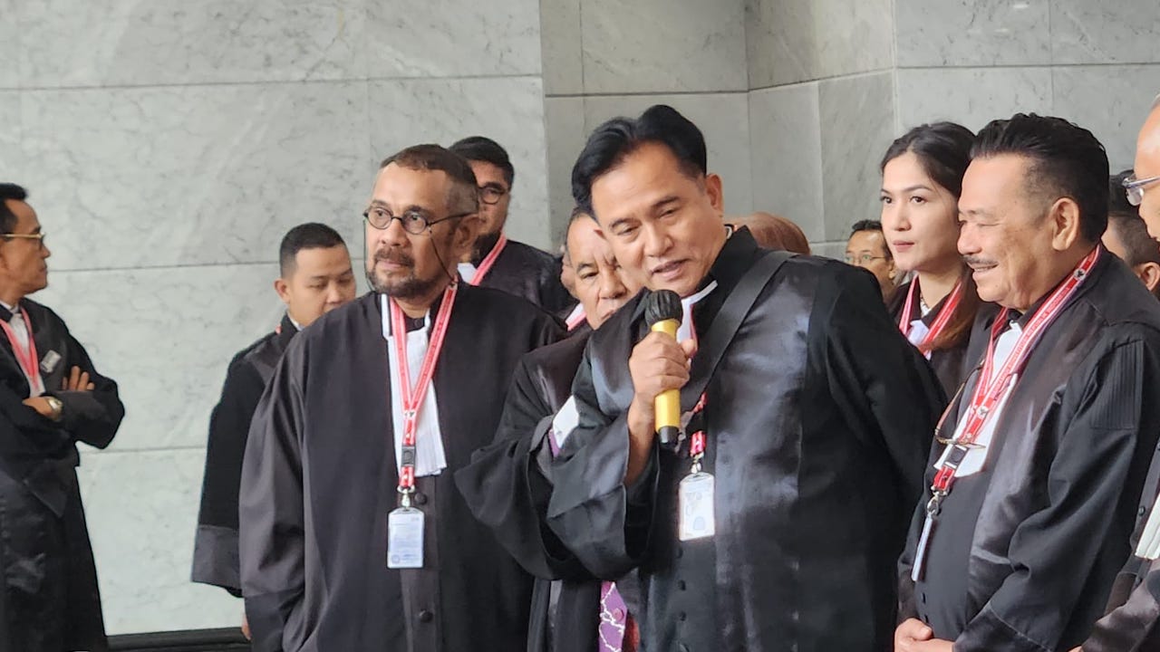 Ketua Tim Hukum Prabowo-Gibran, Yusril Ihza Mahendra (tengah). (Beritanasional/Panji Septo).