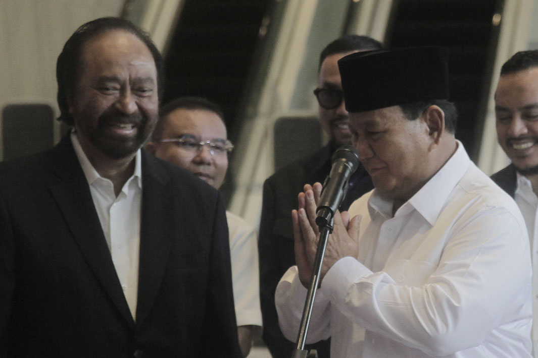 Ketua Umum Partai NasDem Surya Paloh (kiri) saat bertemu Prabowo Subianto (kanan). (BeritaNasional/Oke Atmaja).