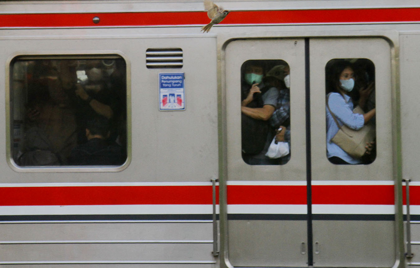 Commuter Line melintas di kawasan  Stasiun Manggarai, Jakarta, Selasa (30/4/2024).(BeritaNasional.com/Oke Atmaja)