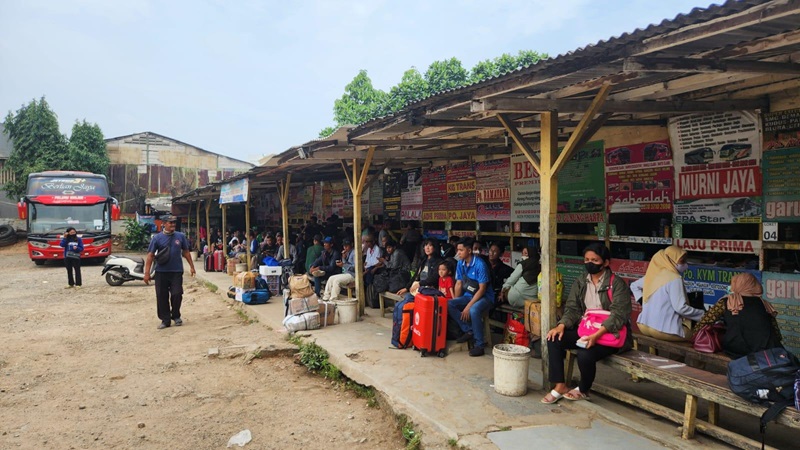 Pemudik di Terminal Bayangan Pondok Pinang (Beritanasional/Panji)