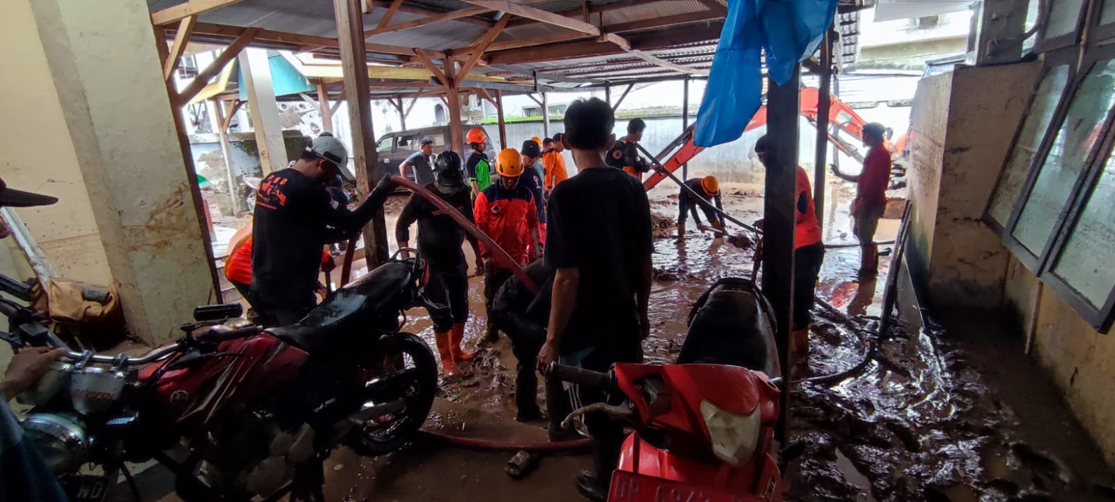 Tim Gabungan melakukan pembersihan material banjir dan longsor. (Foto/BPBD Enrekang).