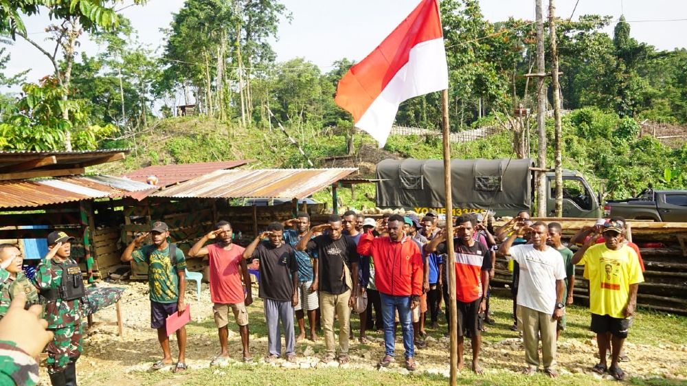 Para warga eks OPM berikrar kepada NKRI. (Foto/Puspen TNI)