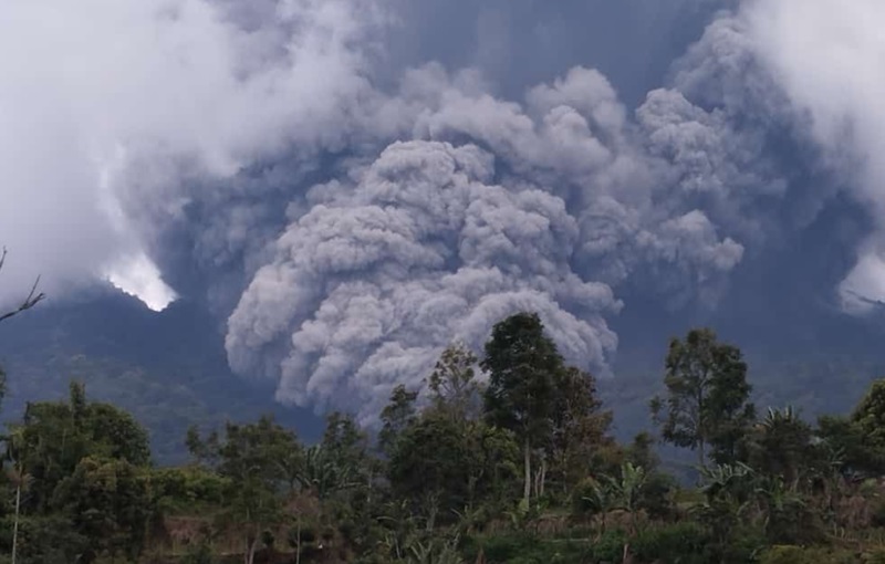 Suasana Gunung Marapi saat erupsi (Foto/Wikipedia)