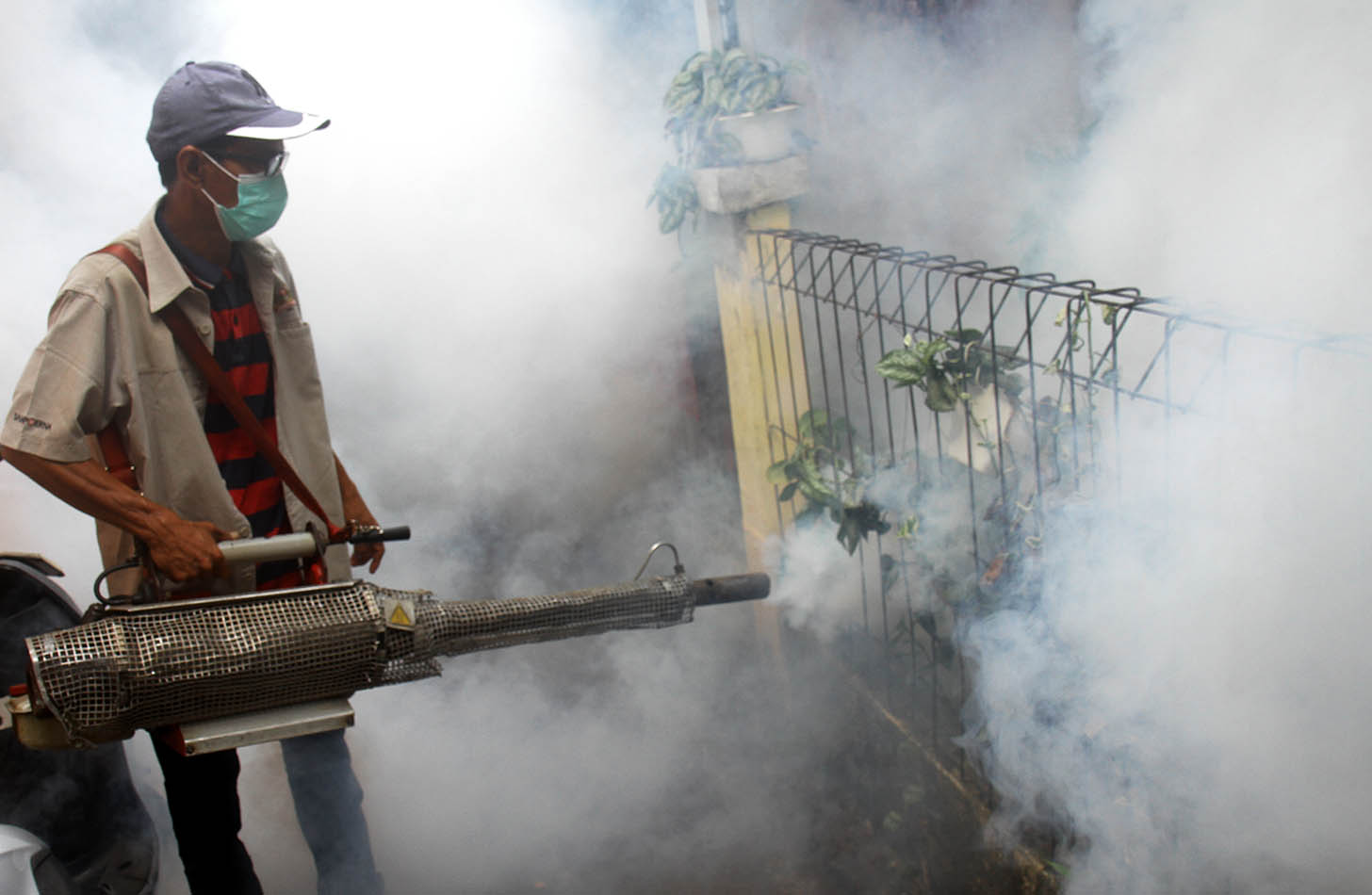 Petugas melakukan pengasapan (fogging) untuk mengantisipasi penyebaran wabah Demam Berdarah Dengue (DBD) di perkampungan Menteng Jaya, Jakarta, Kamis (23/5/2024). (Berita Nasional.Com/Oke Atmaja)