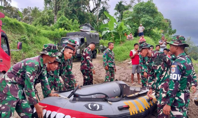 Tim Lantamal ll Padang terjun membantu korban bencana di Lembah Anai, Kabupaten Tanah Datar, Senin (13/5). (Foto/TNI AL)