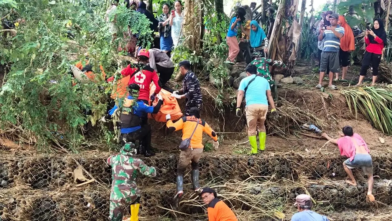 Pencarian dan pertolongan korban terdampak banjir dan longsor di Kabupaten Luwu, Sulawesi Selatan masih terus dilakukan tim gabungan hingga Minggu (5/5). (Foto/BPBD Kabupaten Luwu)
