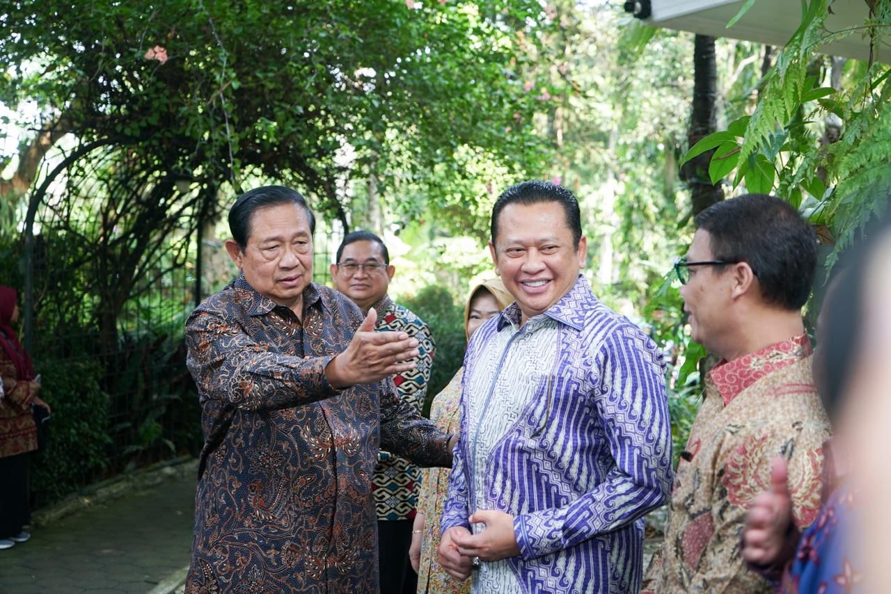 Ketua MPR Bamsoet (kanan) dan Presiden ke-6 SBY. (Foto/MPR RI).
