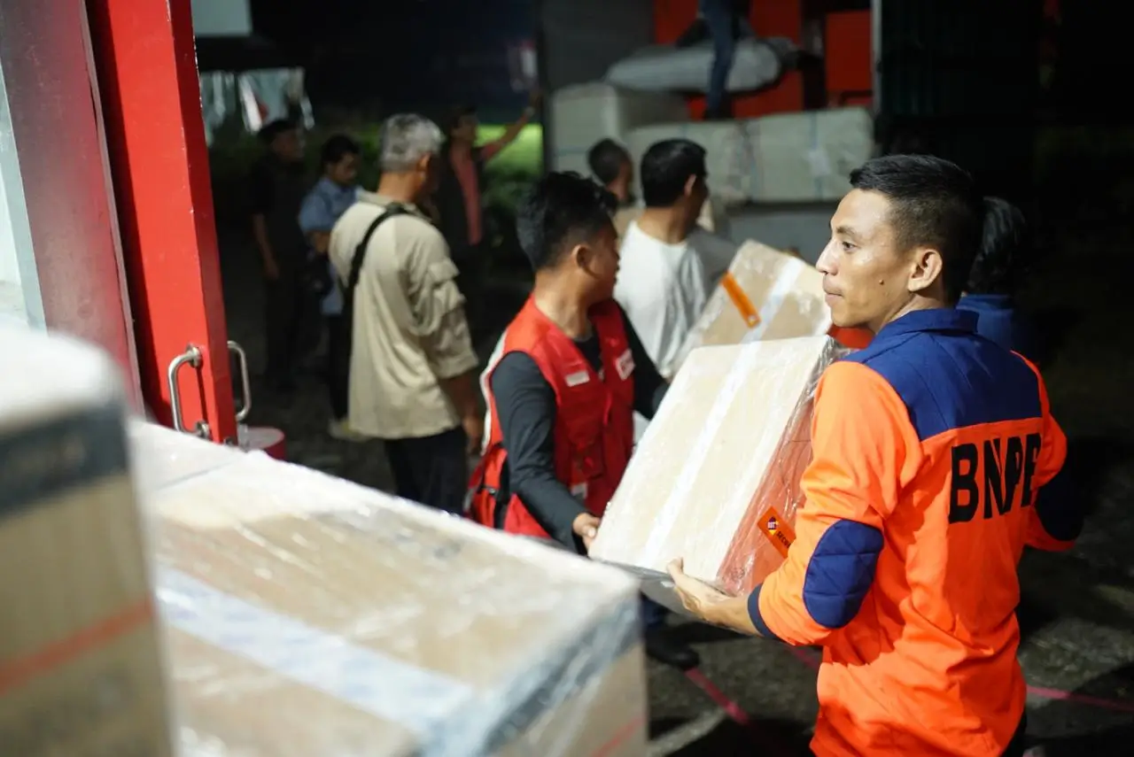 BNPB menyalurkan bantuan untuk warga terdampak Gunung Ibu. (Foto/BNPB)