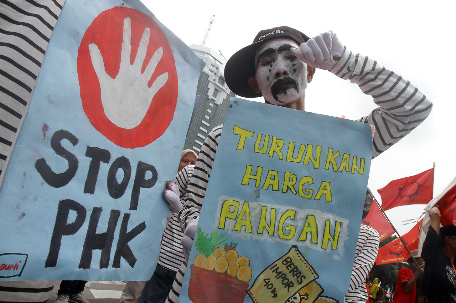 Buruh dari berbagai aliansi melakukan aksi damai dalam rangka Hari Buruh Internasional di kawasan Patung Kuda, Jakarta, Rabu (1/5/2024).  (BeritaNasional.Com/Oke Atmaja)