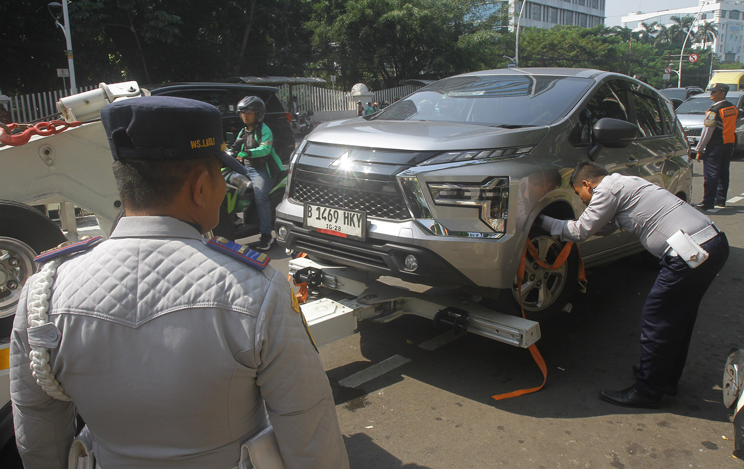 Petugas Dinas Perhubungan DKI Jakarta menderek sebuah mobil yang parkir sembarangan di Kawasan stasiun Gambir Jakarta, Selasa (28/5/2024). (BeritaNasional.Com/Oke Atmaja)