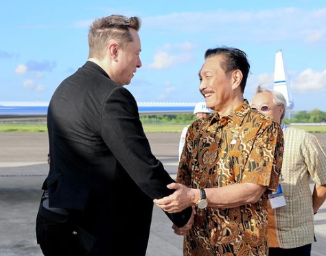 Menteri Koordinator Bidang Kemaritiman dan Investasi Luhut Binsar Pandjaitan (kanan) menerima kunjungan CEO Tesla Elon Musk di Bali. (Foto/Instagram Luhut Binsar)