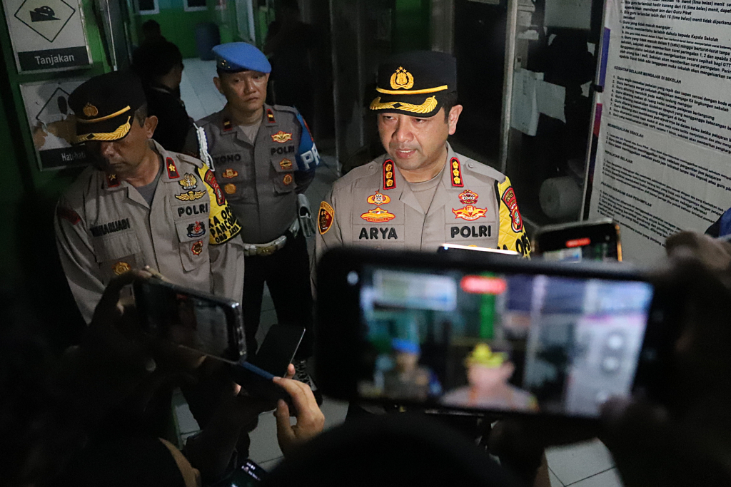 Kapolres Metro Depok Kombes Pol Arya Perdana saat diwawancarai tentang kecelakaan bus di Subang. (BeritaNasional/Elvis Sendouw)